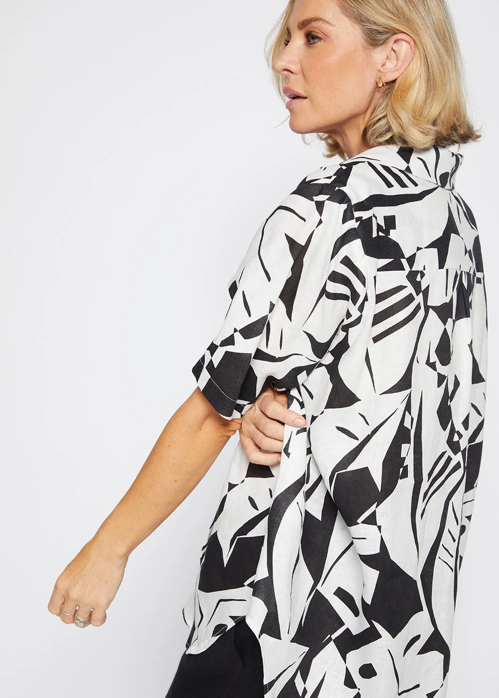Quandry Linen Shirt in Black Jungle Print
