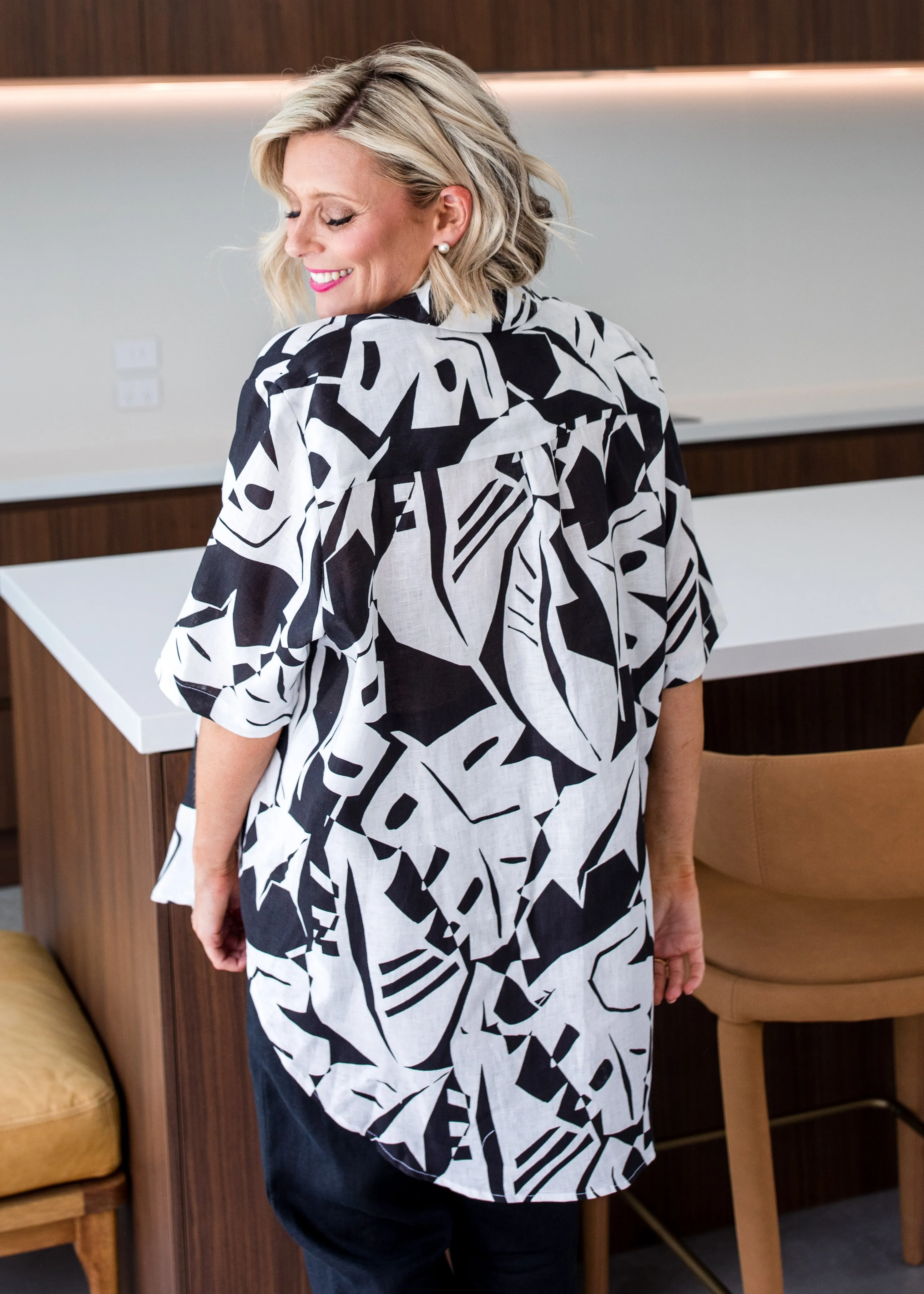Quandry Linen Shirt in Black Jungle Print